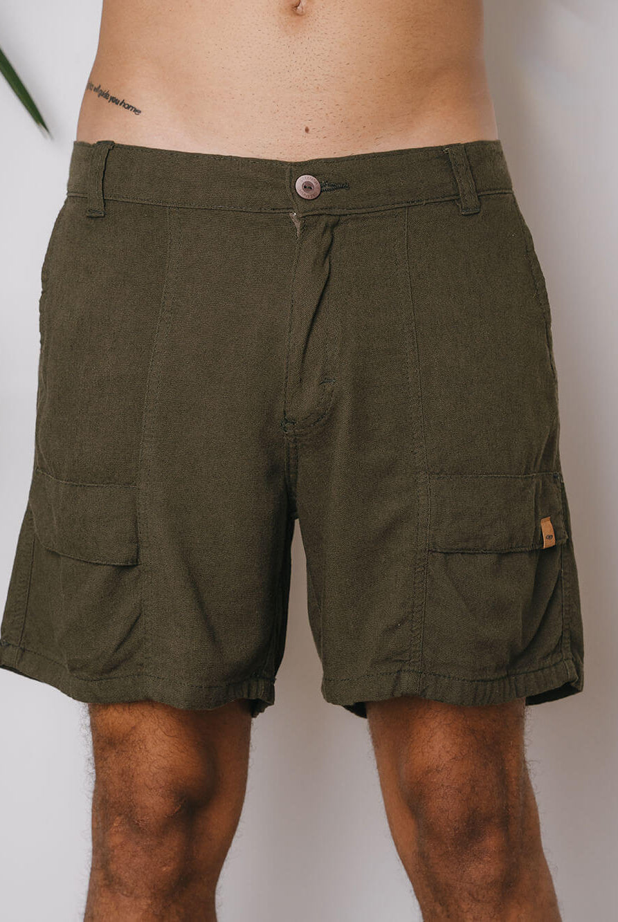 Bermuda vintage Tingida da Greenish na cor caqui, ideal para looks descontraídos e estilo retrô.