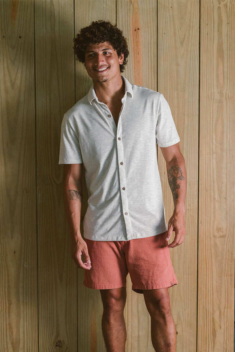 Homem sorrindo usando a Camisa Botão Collezione da Greenish em tom neutro de linho natural.