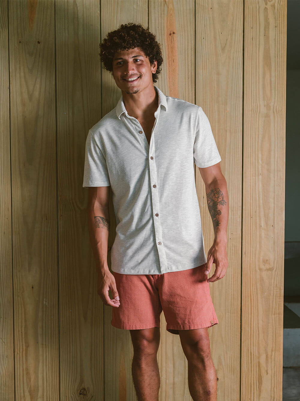 Homem sorrindo usando a Camisa Botão Collezione da Greenish em tom neutro de linho natural.