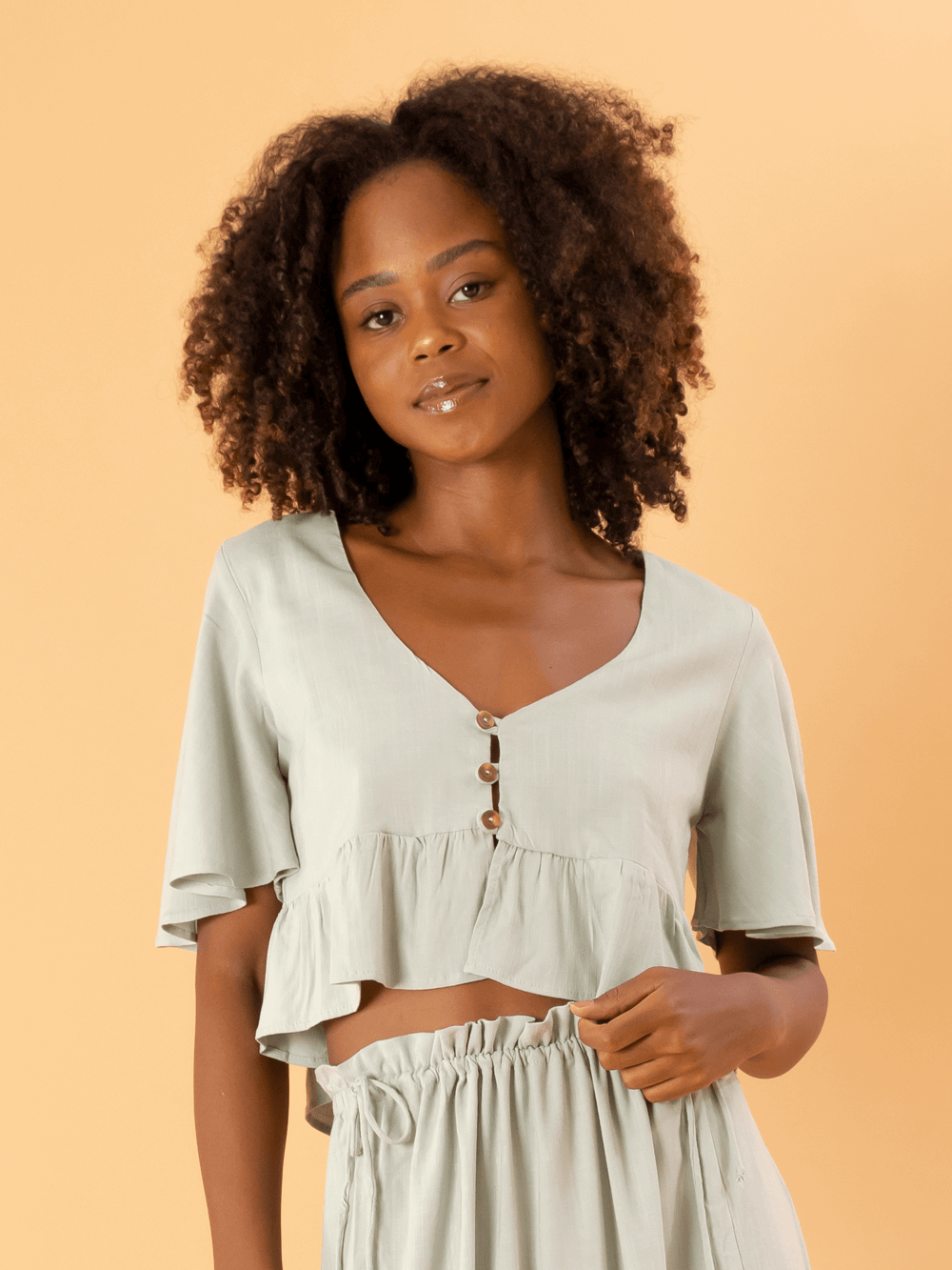 Blusa Kali verde da marca Greenish, modelagem leve e sofisticada, ideal para looks casuais.