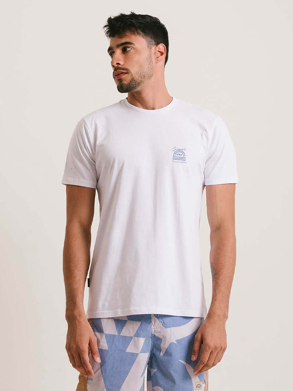 Camiseta natural branca da Greenish, modelagem clássica e confortável para uso diário.