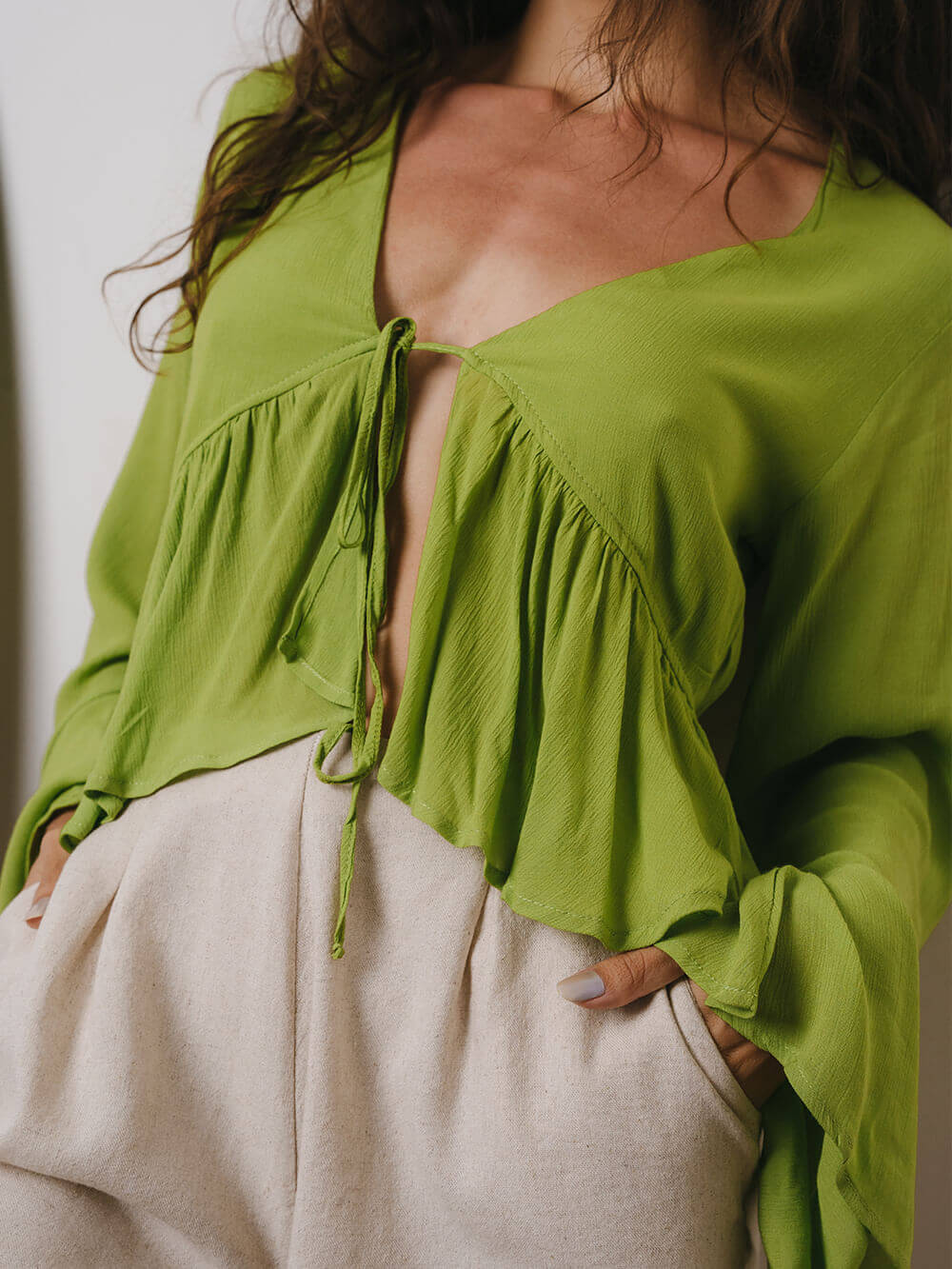 Cropped Marea verde da Greenish com caimento soltinho e decote em V, ideal para um look romântico e ousado.