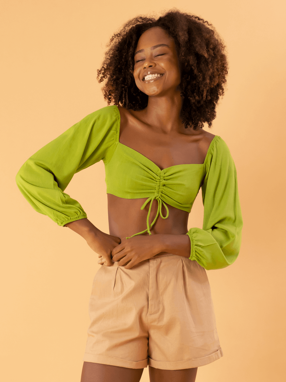 Cropped Yamba verde da Greenish: blusa cropped com mangas bufantes e ajuste frontal, perfeita para o verão.