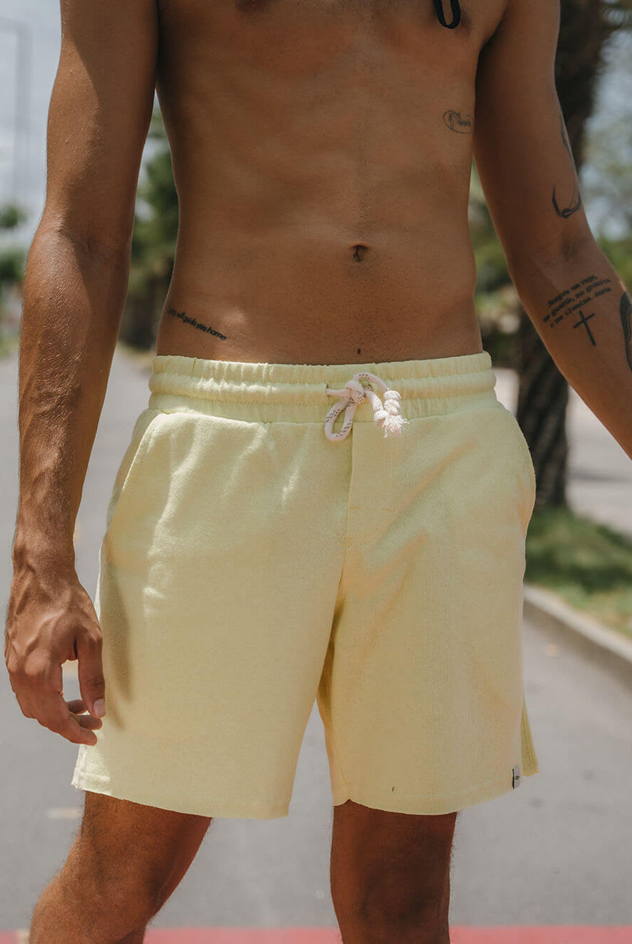 Short Moletom Nori amarelo da Greenish, confortável e casual, ideal para ocasiões descontraídas.