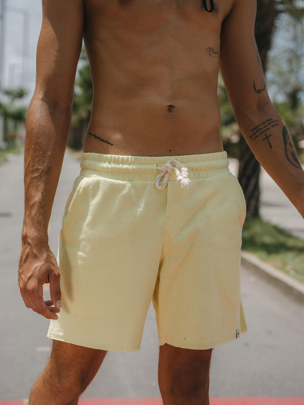 Short Moletom Nori amarelo da Greenish, confortável e casual, ideal para ocasiões descontraídas.