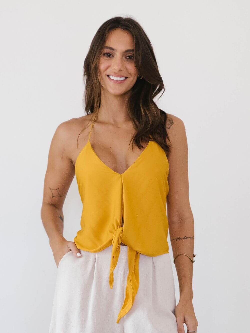 Blusa Lenço Nadia da Greenish em mostarda, leve e confortável, ideal para o verão.