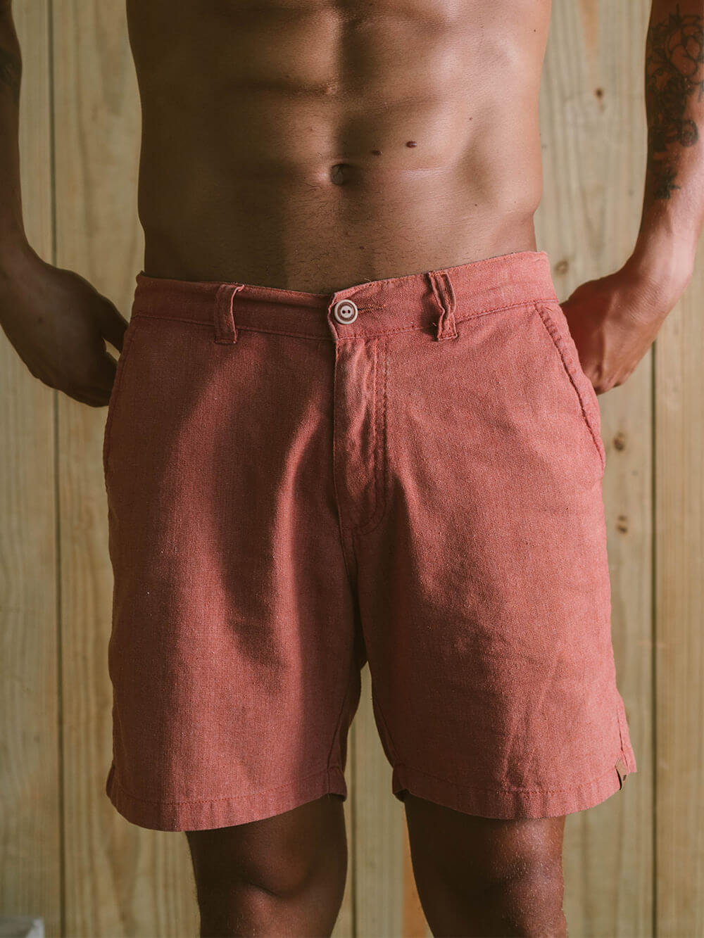 Bermuda Linen Tinturada Telha da Greenish, ideal para dias quentes, confortável e estilosa.