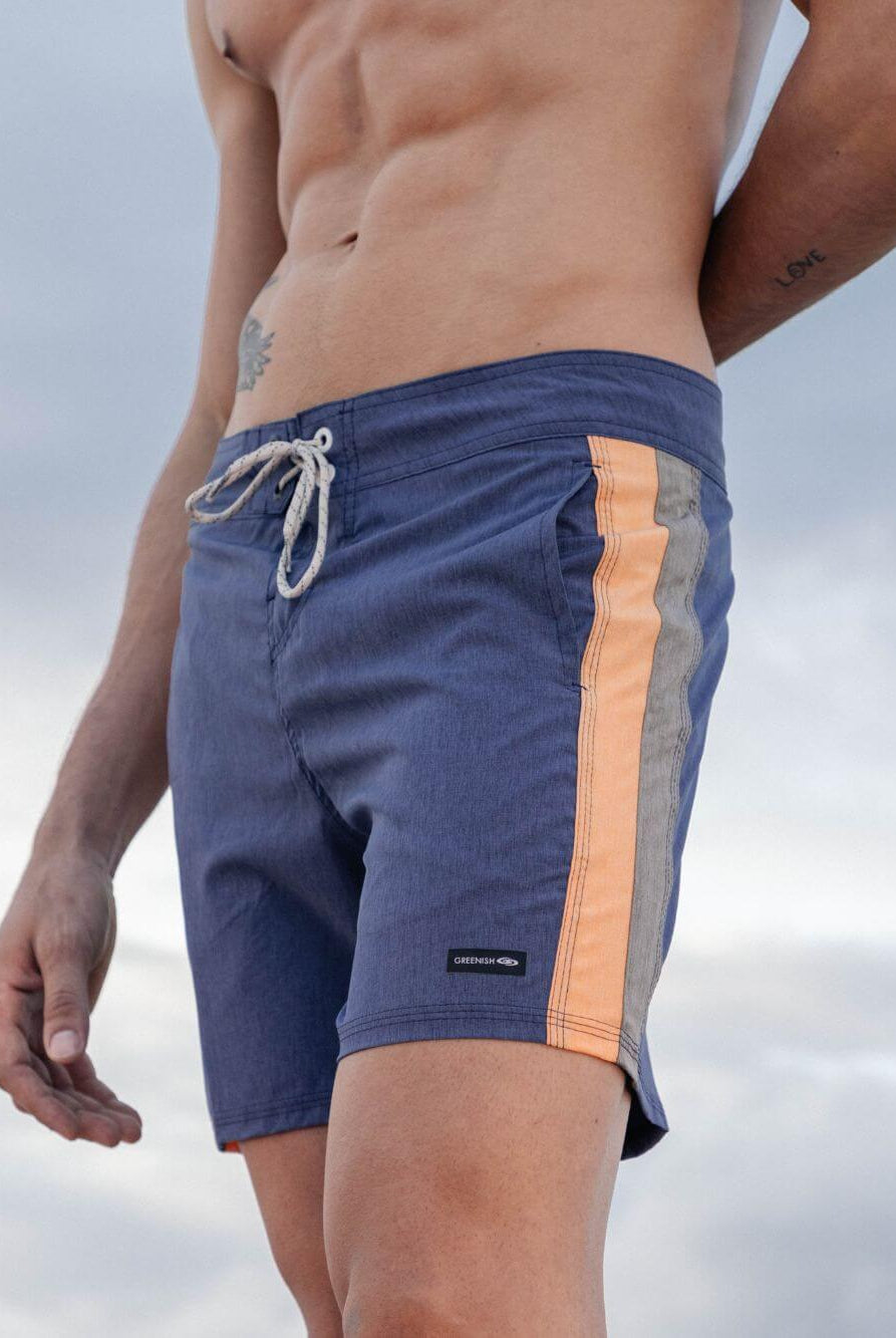 Shorts de banho Boardwalk Feel Alive da Greenish em azul marinho com detalhes laranja e bolso traseiro.