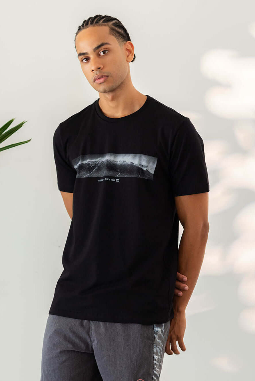 Camiseta preta Right Wave da Greenish, com estampa única e toque acetinado, ideal para dias de surf.
