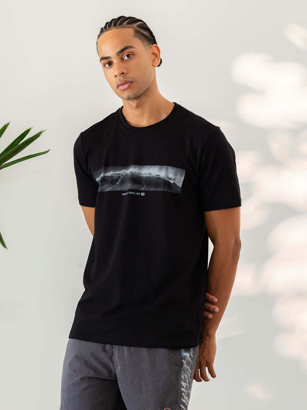 Camiseta preta Right Wave da Greenish, com estampa única e toque acetinado, ideal para dias de surf.