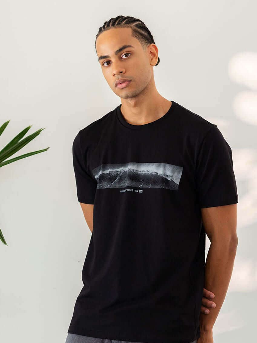 Camiseta preta Right Wave da Greenish, com estampa única e toque acetinado, ideal para dias de surf.