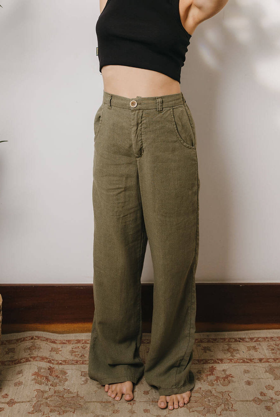 Calça Linho Khay verde da Greenish, com corte reto e cós elástico para conforto e estilo no dia a dia.