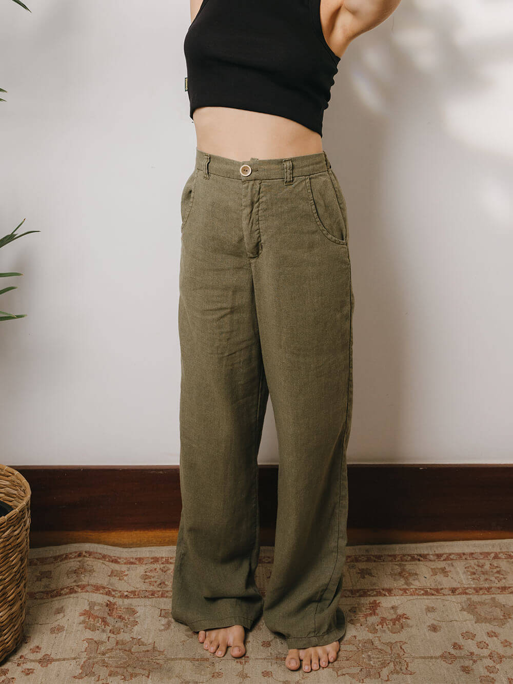 Calça Linho Khay verde da Greenish, com corte reto e cós elástico para conforto e estilo no dia a dia.