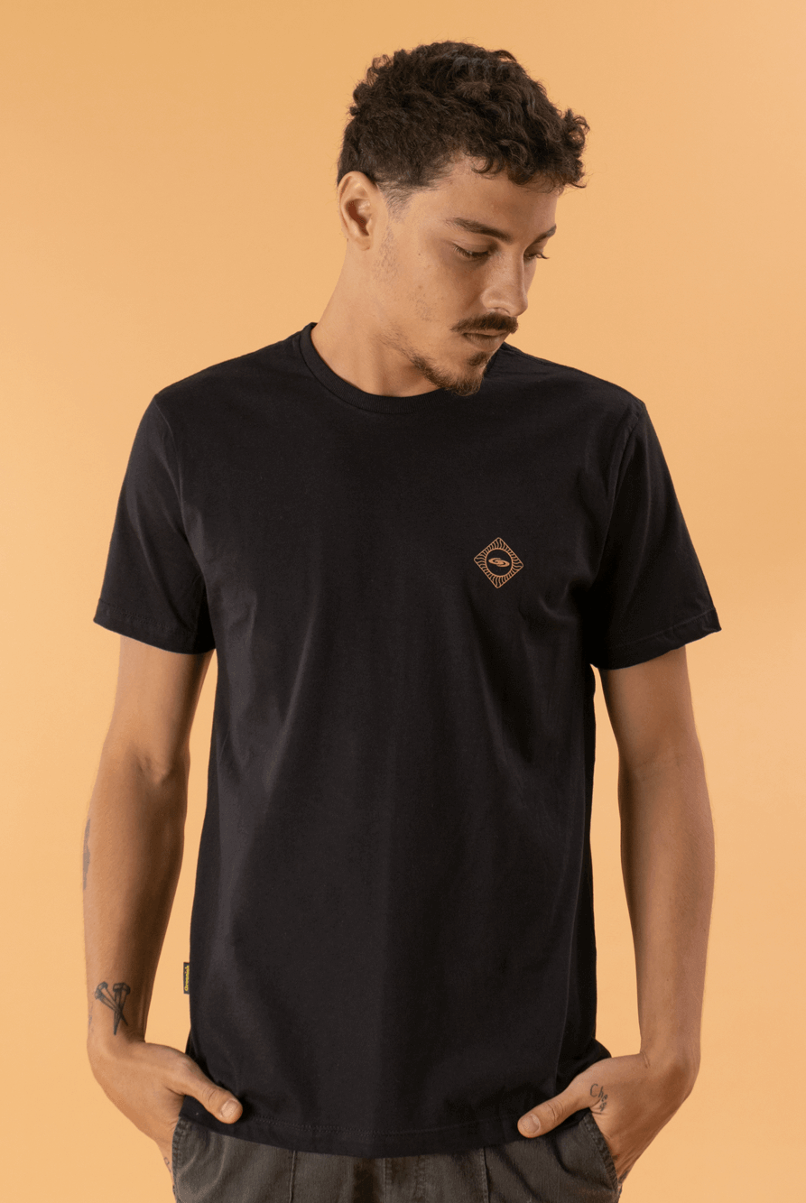 Camiseta Balance Elements preta da Greenish, com caimento perfeito e conforto ideal para o dia a dia.