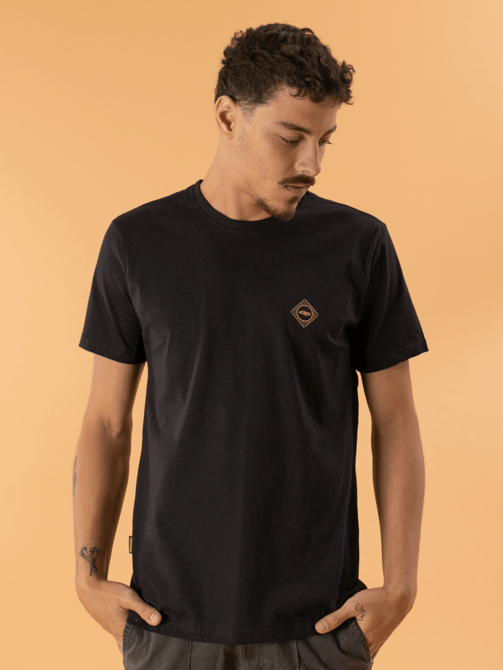 Camiseta Balance Elements preta da Greenish, com caimento perfeito e conforto ideal para o dia a dia.