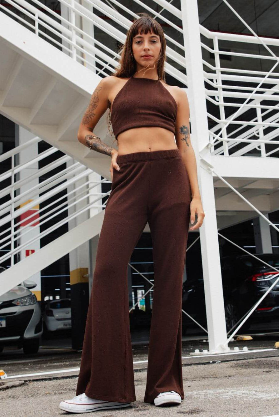 Calça Tricot Ker Chocolate da Greenish, estilo confortável e moderno, combinando com top para um look perfeito.