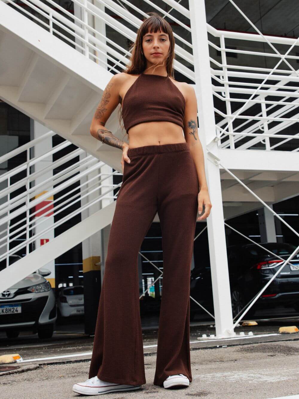 Calça Tricot Ker Chocolate da Greenish, estilo confortável e moderno, combinando com top para um look perfeito.