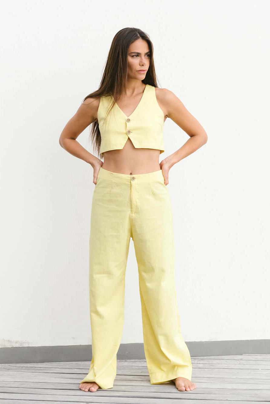 Calça Hazel amarelo da marca Greenish, com caimento solto e estilo pantalona, perfeita para um look moderno e vintage.