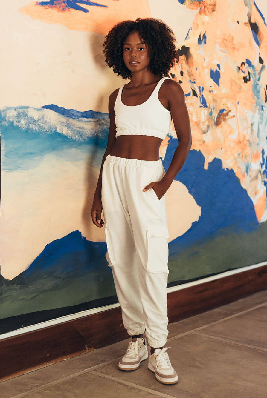 Modelo vestindo calça moletom Jucca off white da Greenish, estilo confortável e moderno para o dia a dia.