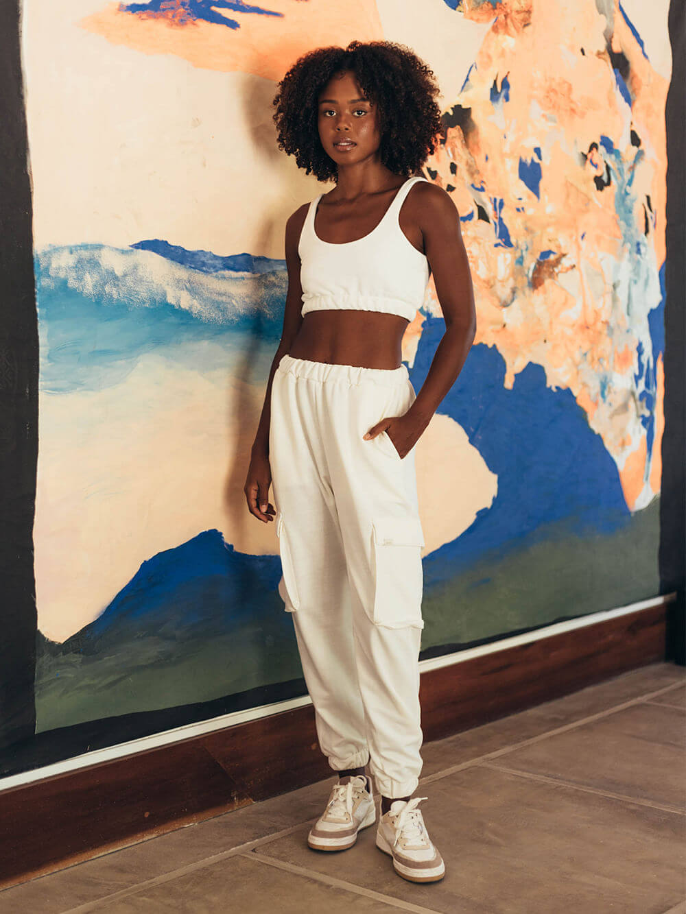 Modelo vestindo calça moletom Jucca off white da Greenish, estilo confortável e moderno para o dia a dia.