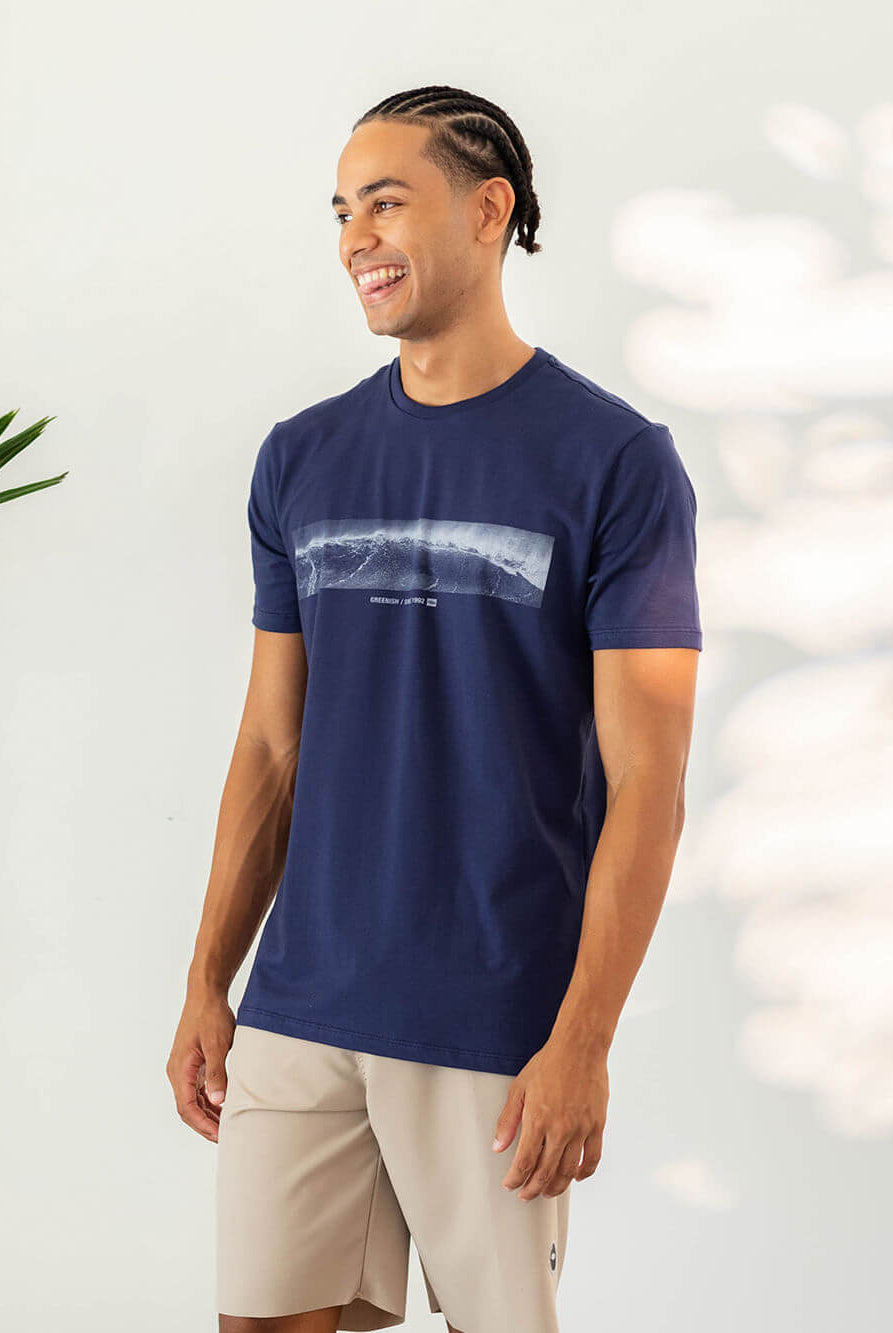 Camiseta Right Wave azul marinho da Greenish, perfeita para surfistas e dias de praia, com estampa exclusiva.