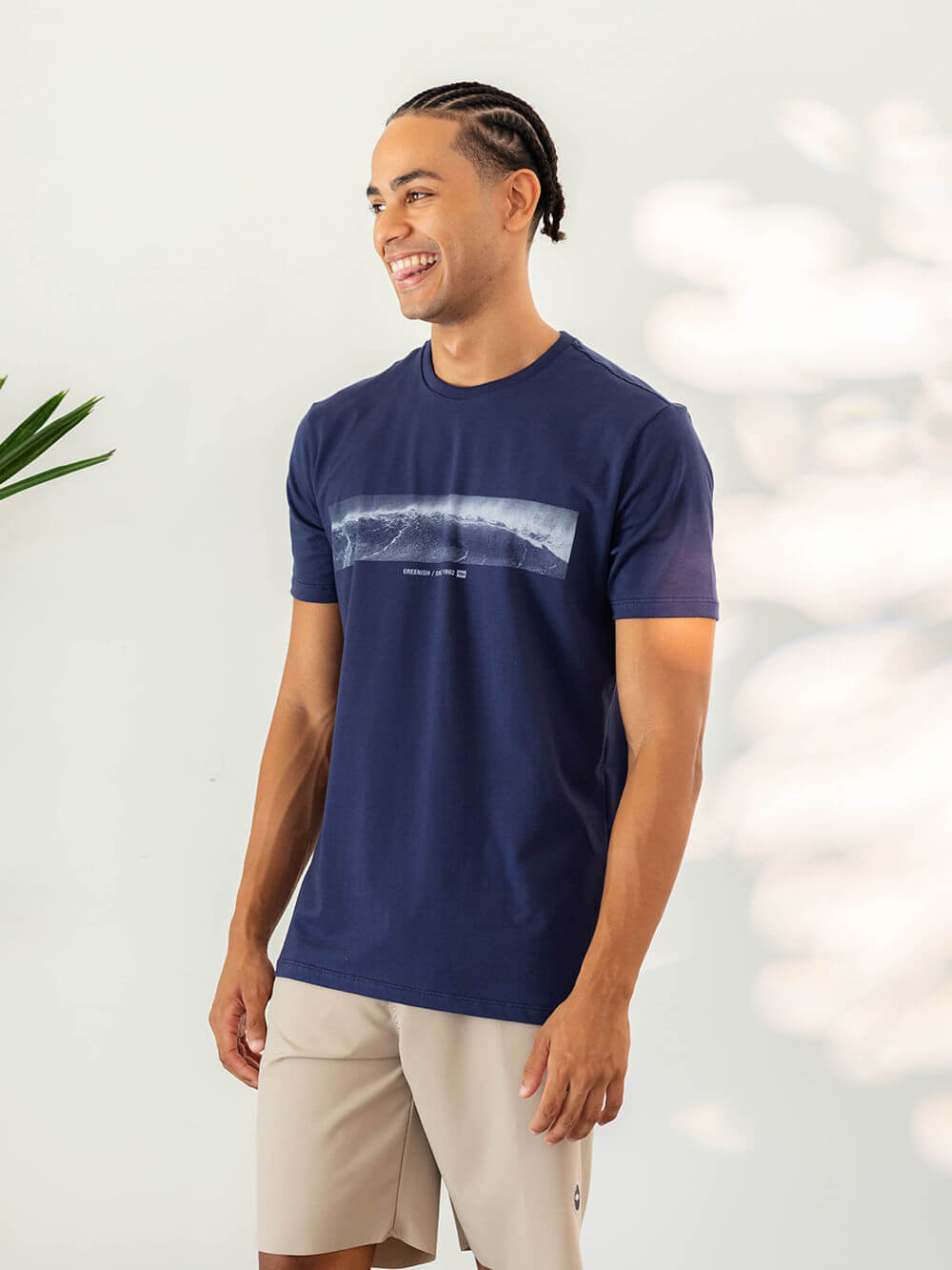 Camiseta Right Wave azul marinho da Greenish, perfeita para surfistas e dias de praia, com estampa exclusiva.