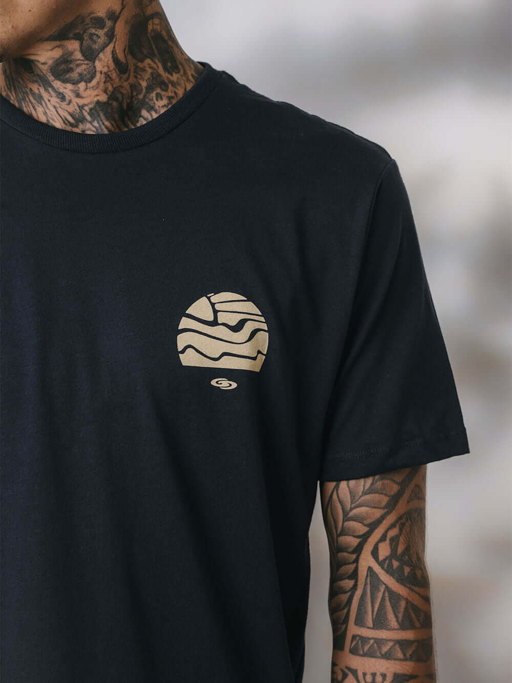 Camiseta Summer Trip azul da marca Greenish, com estampa de sol em tons vibrantes, perfeita para dias ensolarados.