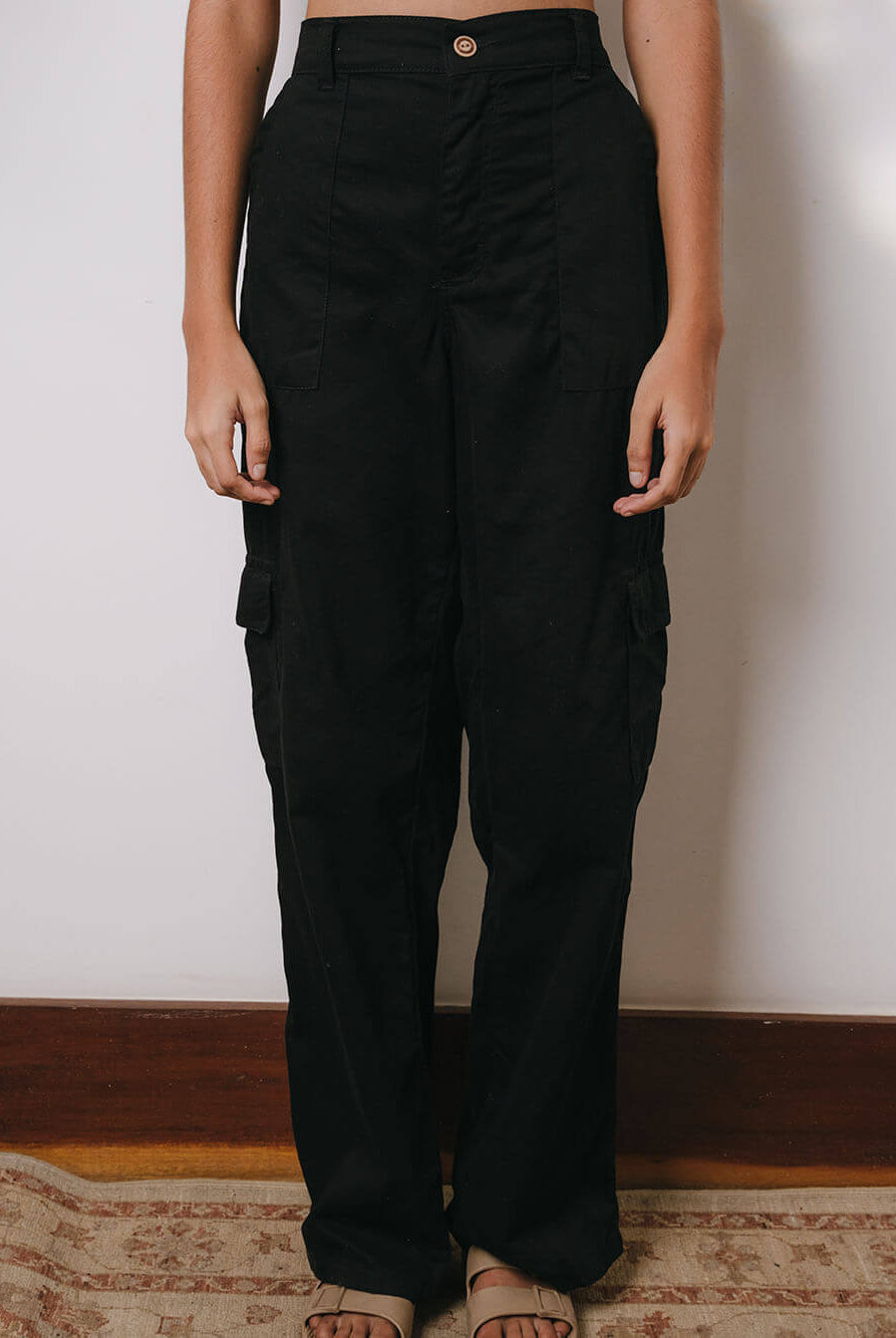 Calça Cargo Sarja Gio preta da Greenish, com caimento reto e prática com bolsos laterais, ideal para o dia a dia.