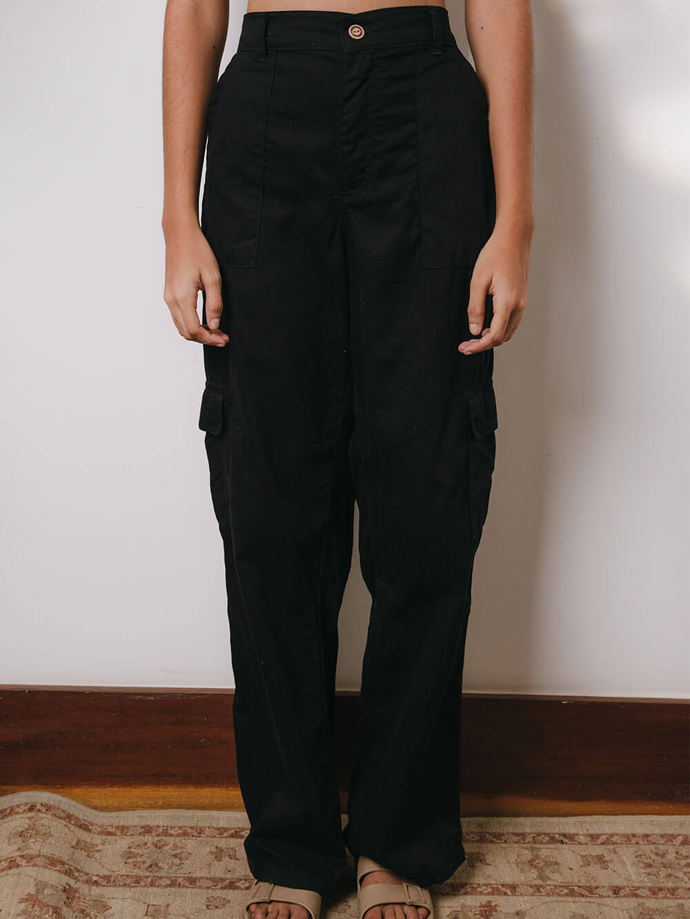 Calça Cargo Sarja Gio preta da Greenish, com caimento reto e prática com bolsos laterais, ideal para o dia a dia.