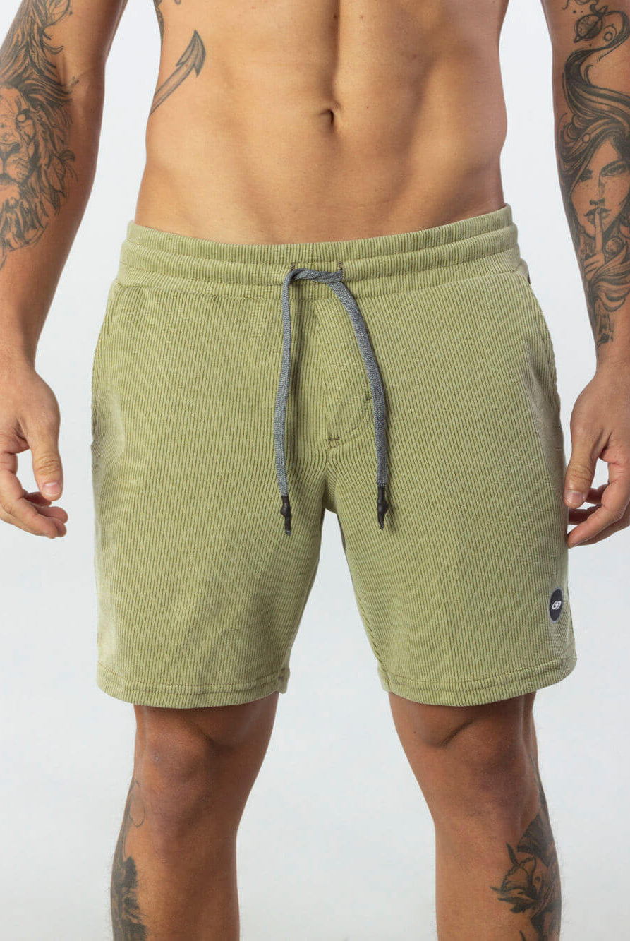 Bermuda Tricot Heaven Verde da Greenish, em tecido canelado, confortável e estilosa, com bolsos e etiqueta padrão.