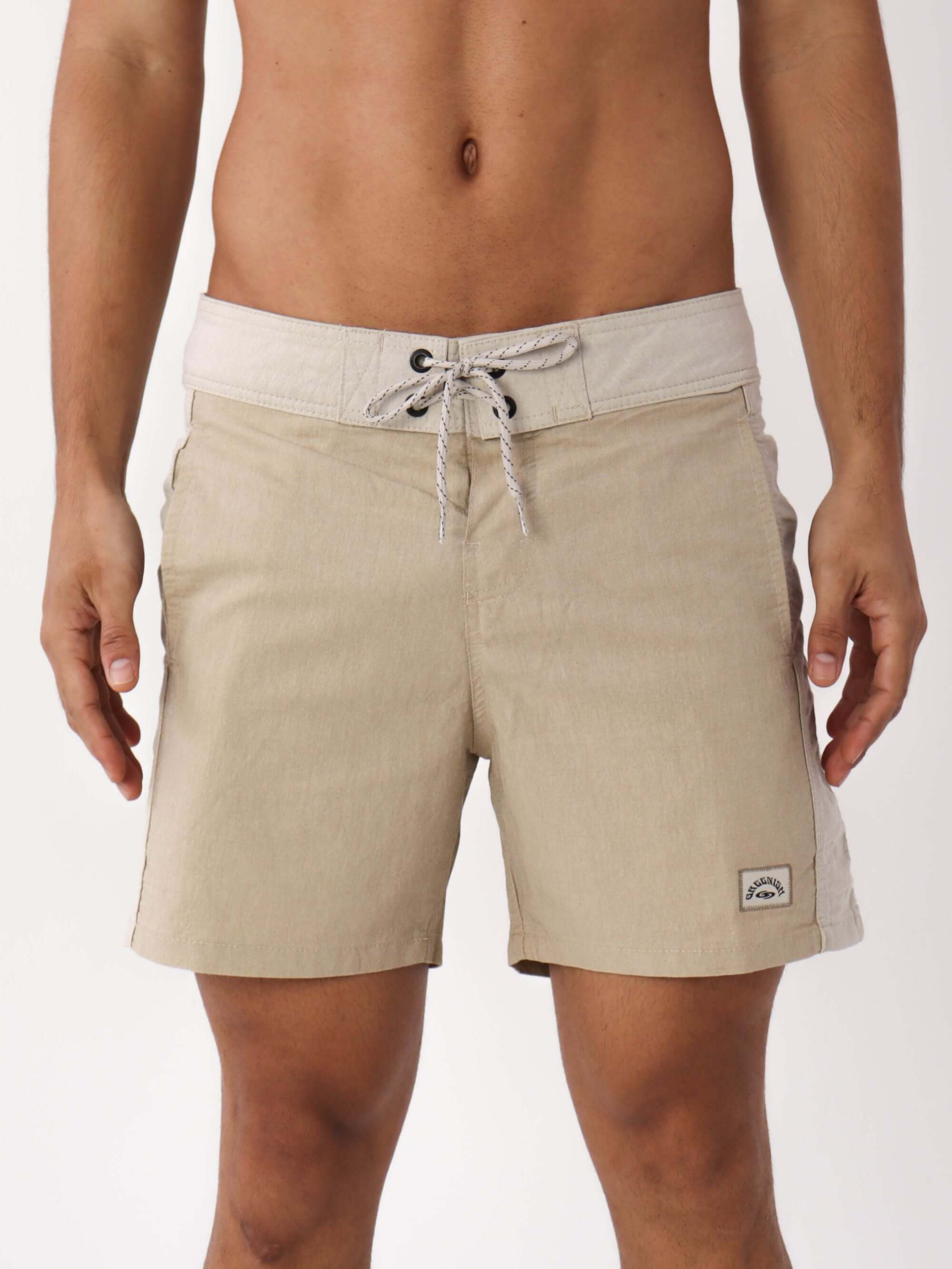 Bermuda Casual Favorite Place Bege da Greenish com design exclusivo e bolsos funcionais.