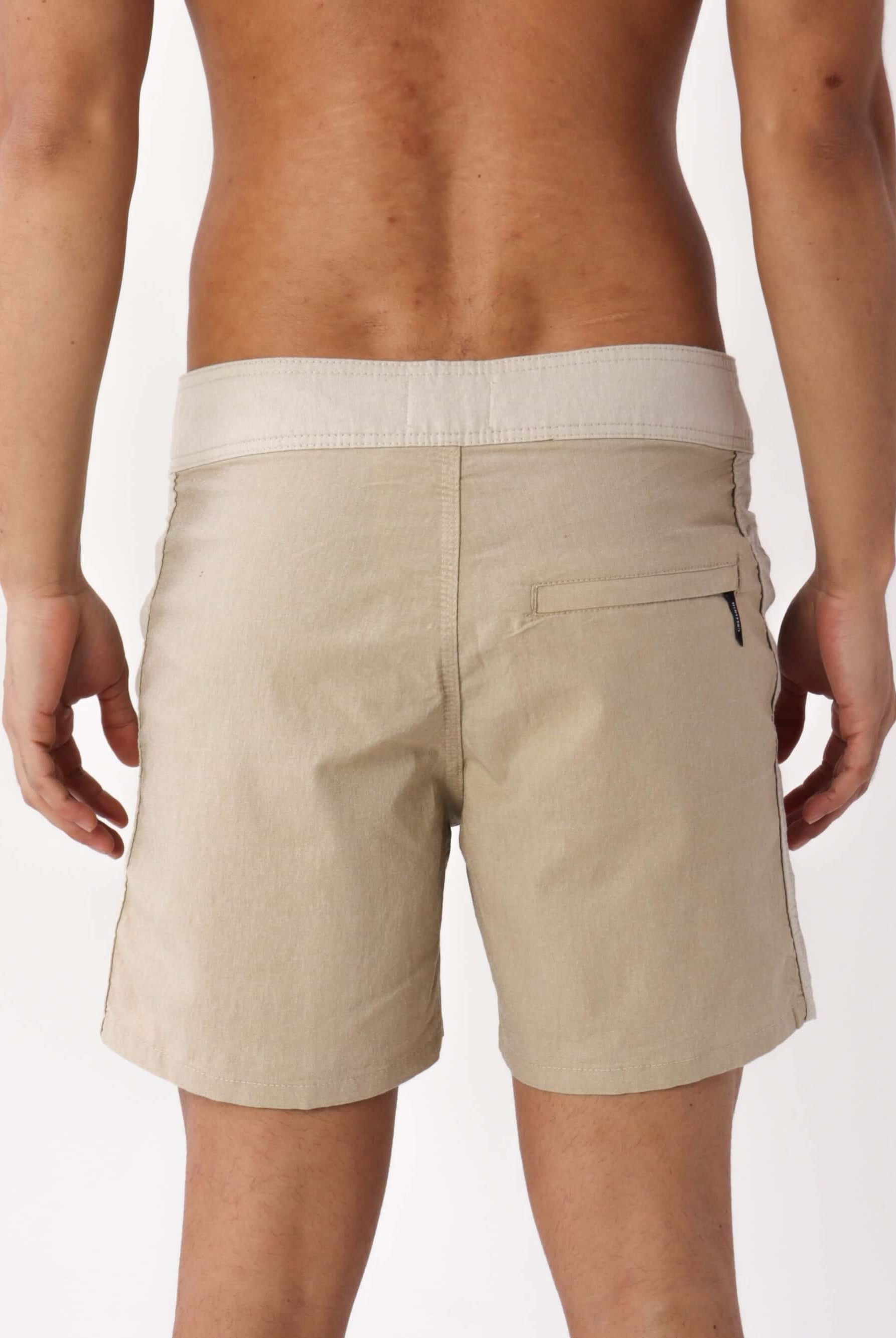 Bermuda casual Beige da Greenish, com cós anatômico e bolso traseiro, perfeita para estilo e conforto.