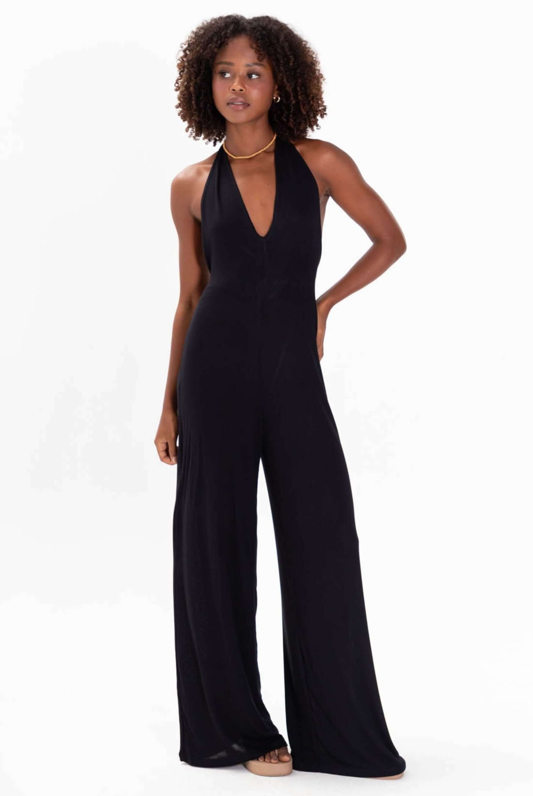 Macacão Bettah Preto da Greenish, elegante com decote em V, costas nuas e fluido para looks versáteis.