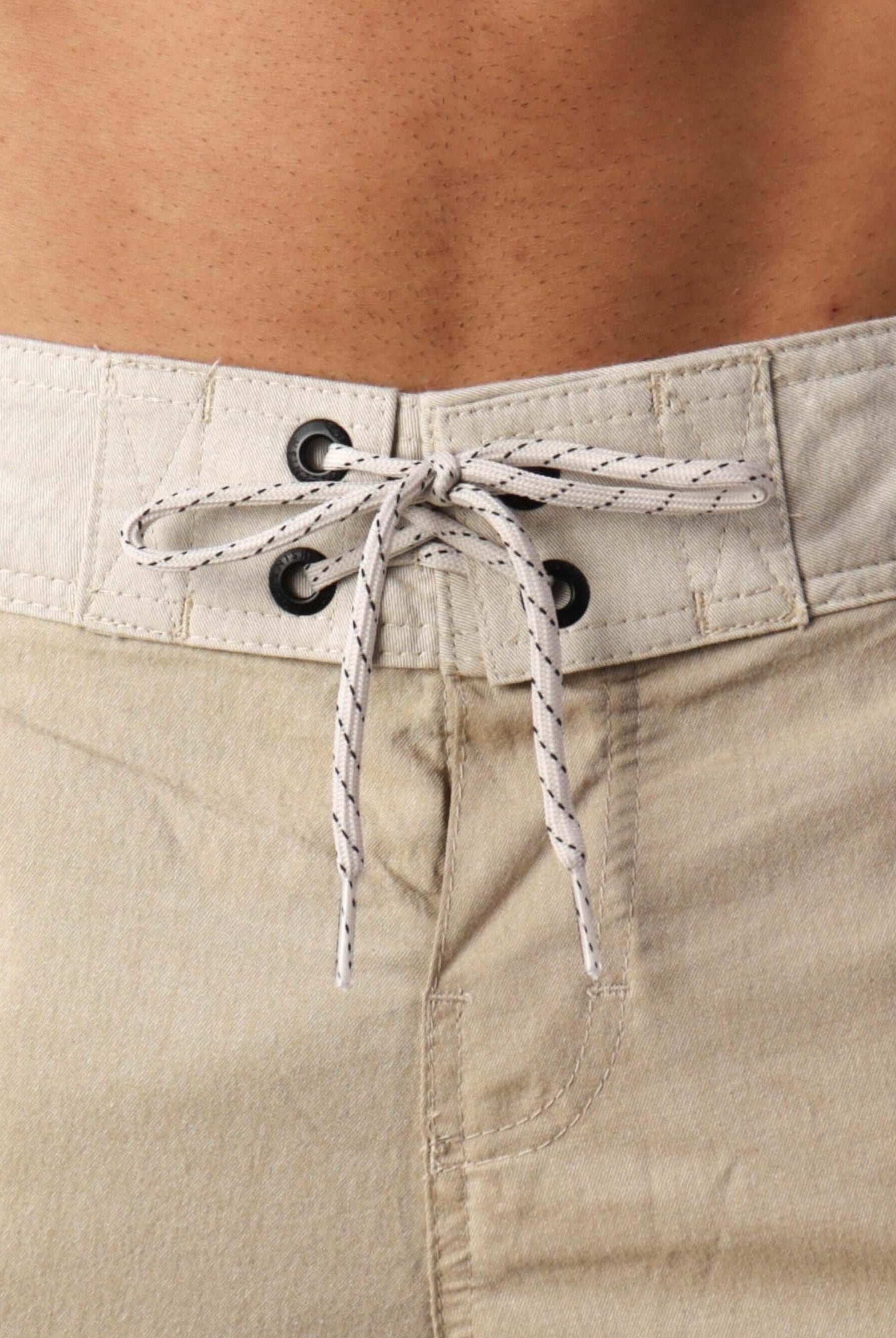 Detalhe do cós anatômico da Bermuda Casual Favorite Place - Bege da marca Greenish, combina estilo e conforto.