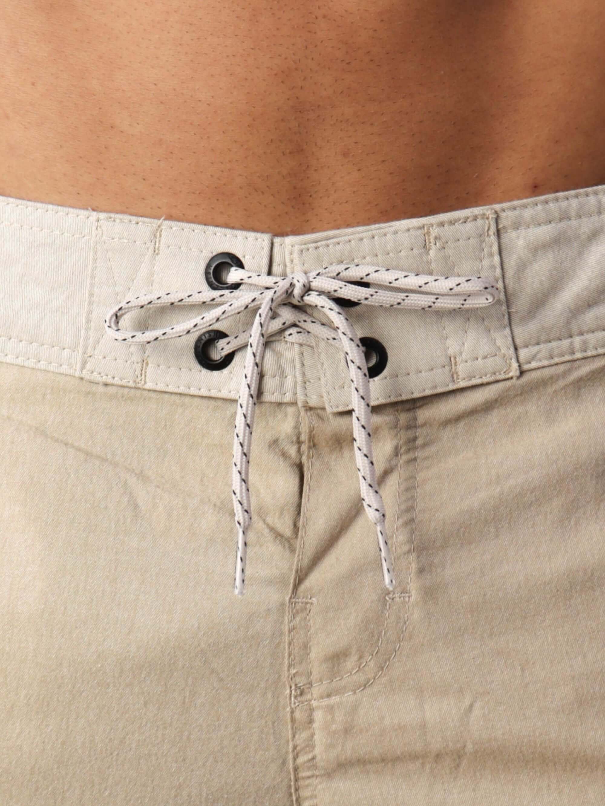 Detalhe do cós anatômico da Bermuda Casual Favorite Place - Bege da marca Greenish, combina estilo e conforto.