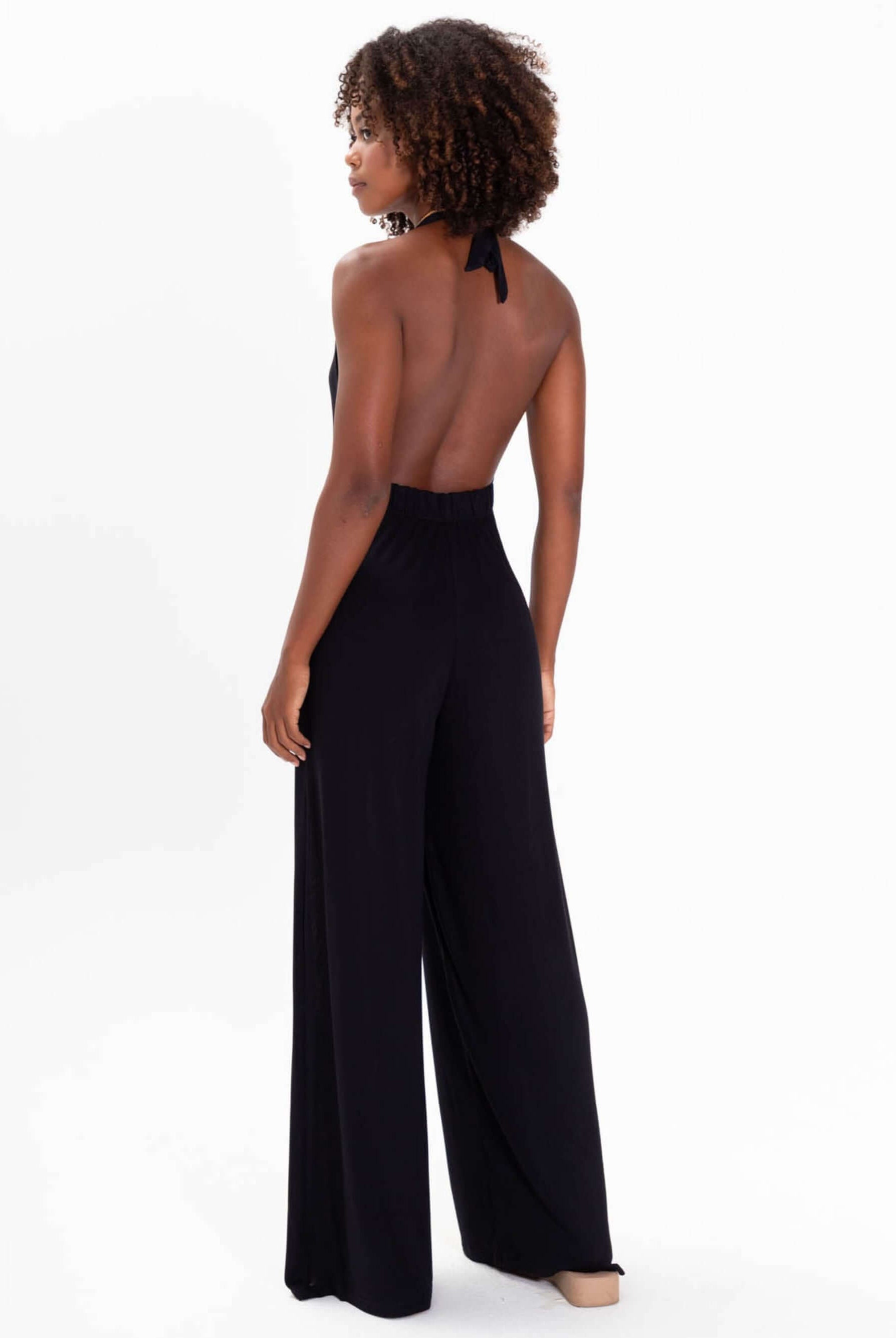 Moda feminina: Macacão Bettah preto da Greenish, com decote em V e costas nuas, ideal para looks elegantes.