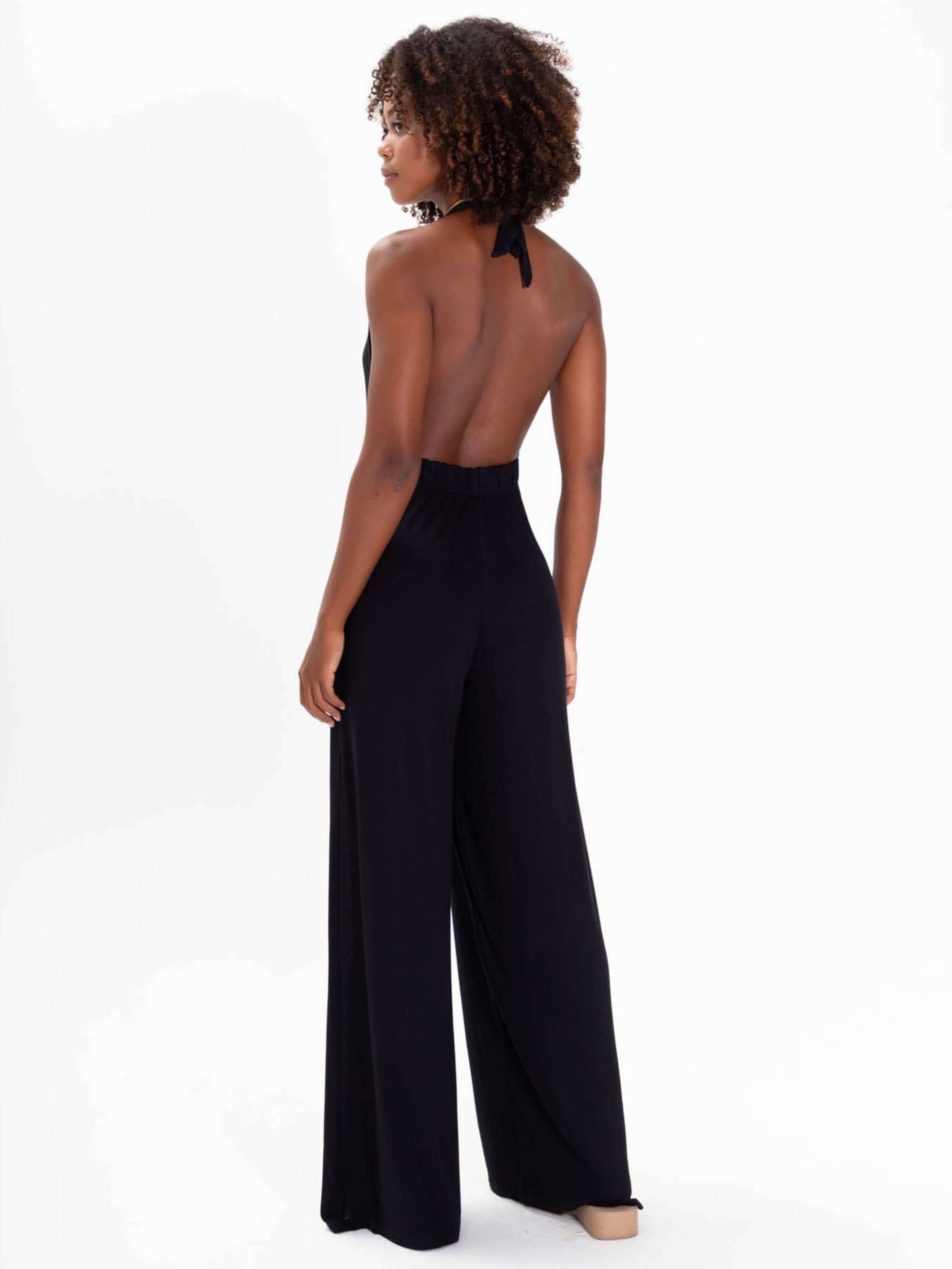 Moda feminina: Macacão Bettah preto da Greenish, com decote em V e costas nuas, ideal para looks elegantes.