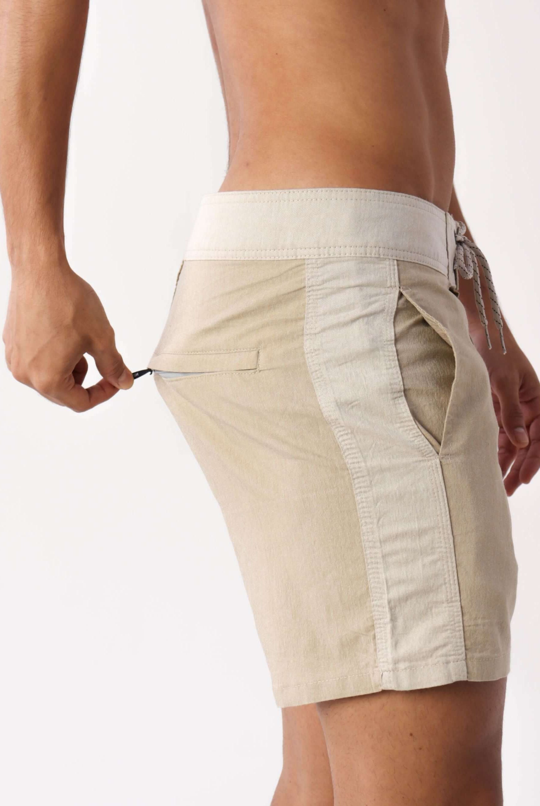 Bermuda Casual Favorite Place Bege da Greenish, com design exclusivo e bolso traseiro com zíper.