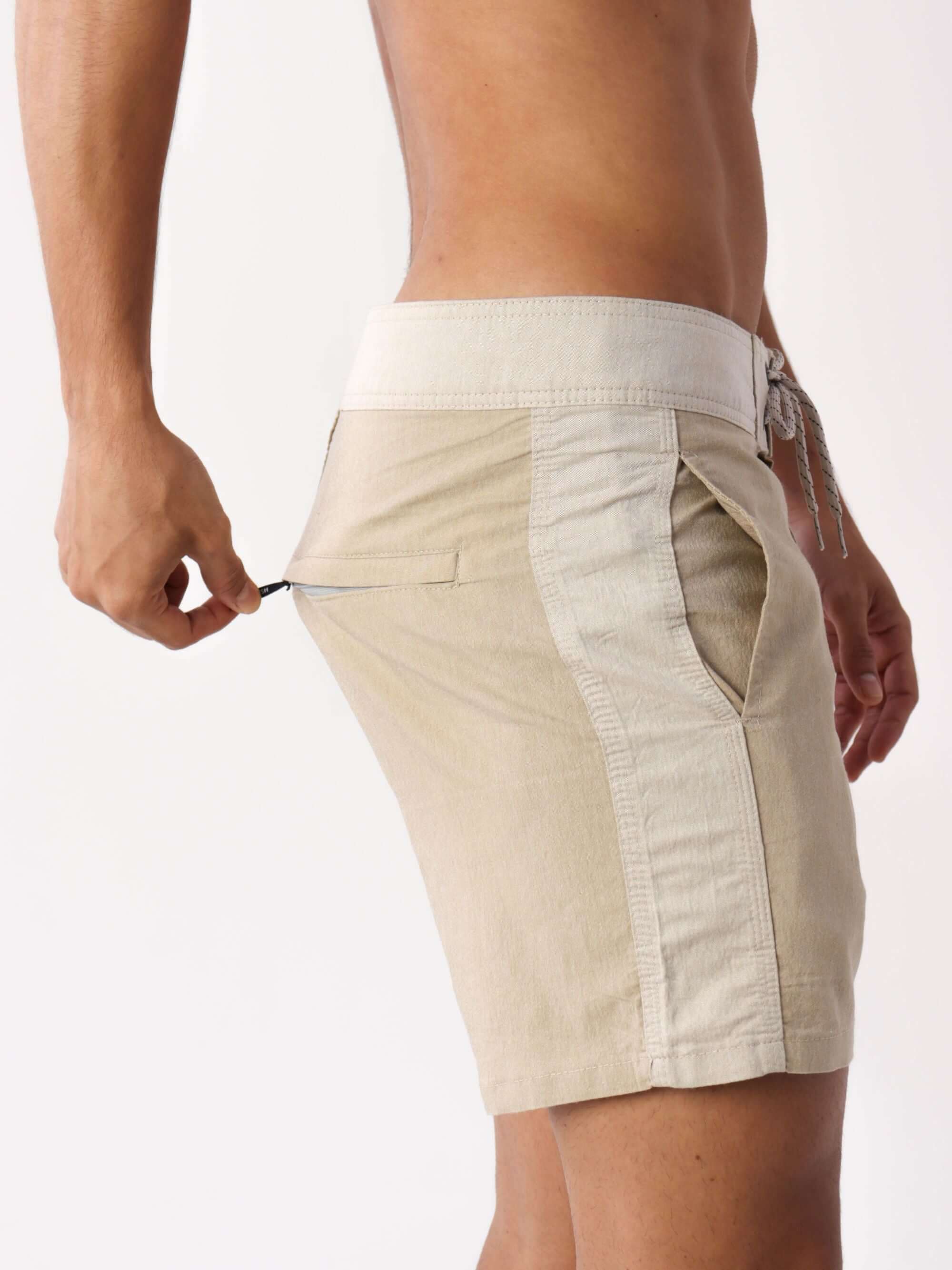 Bermuda Casual Favorite Place Bege da Greenish, com design exclusivo e bolso traseiro com zíper.
