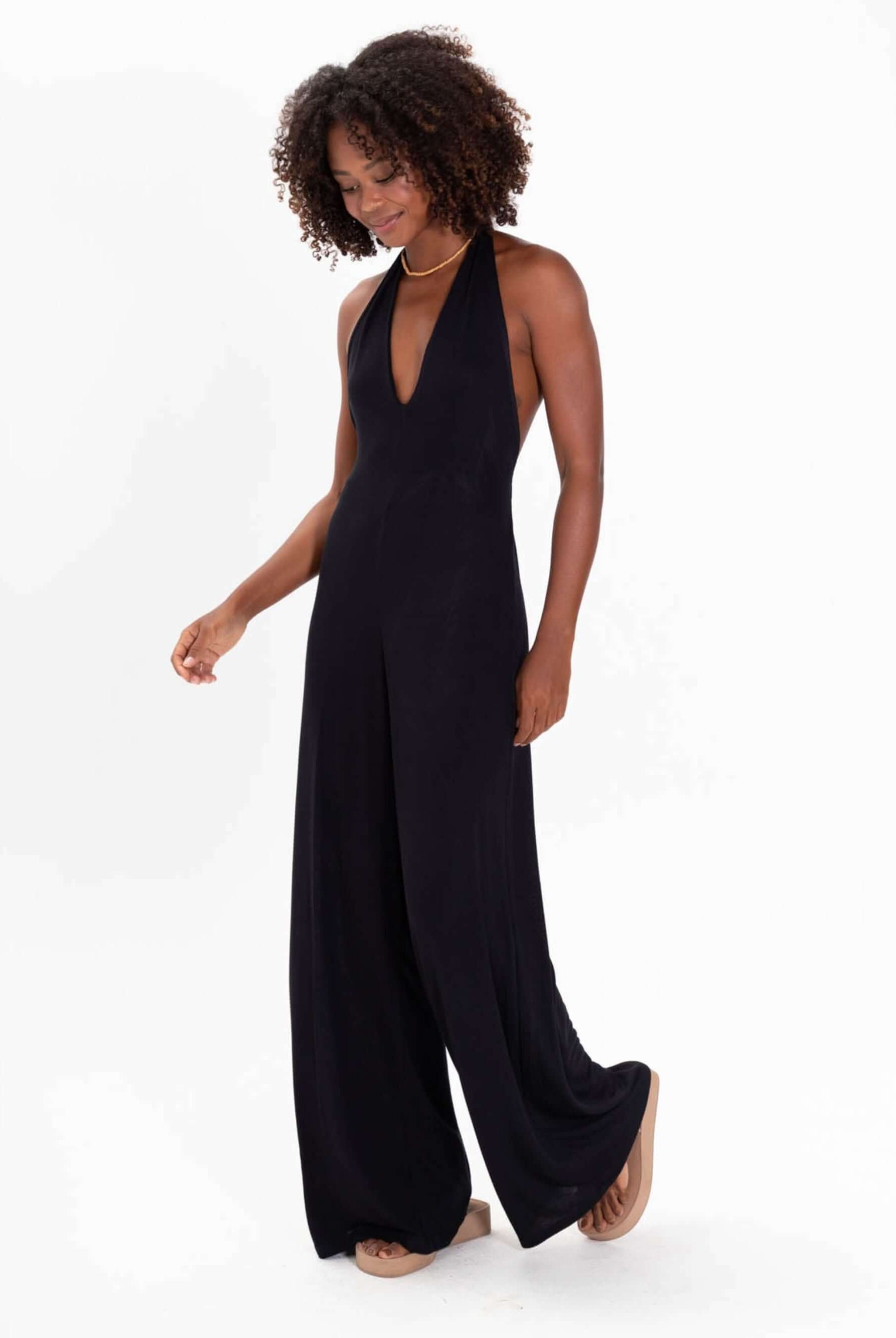 Macacão Bettah preto da marca Greenish, com decote em V e estilo elegante, ideal para diversas ocasiões.