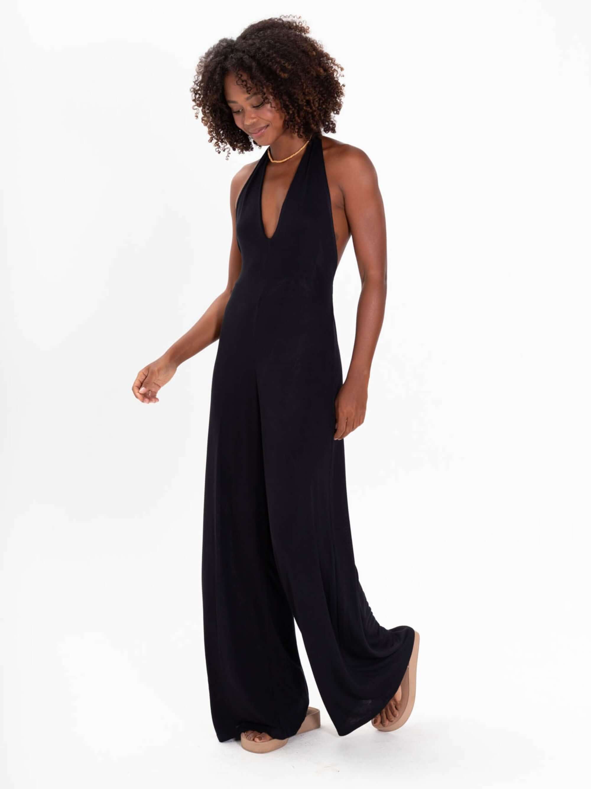 Macacão Bettah preto da marca Greenish, com decote em V e estilo elegante, ideal para diversas ocasiões.