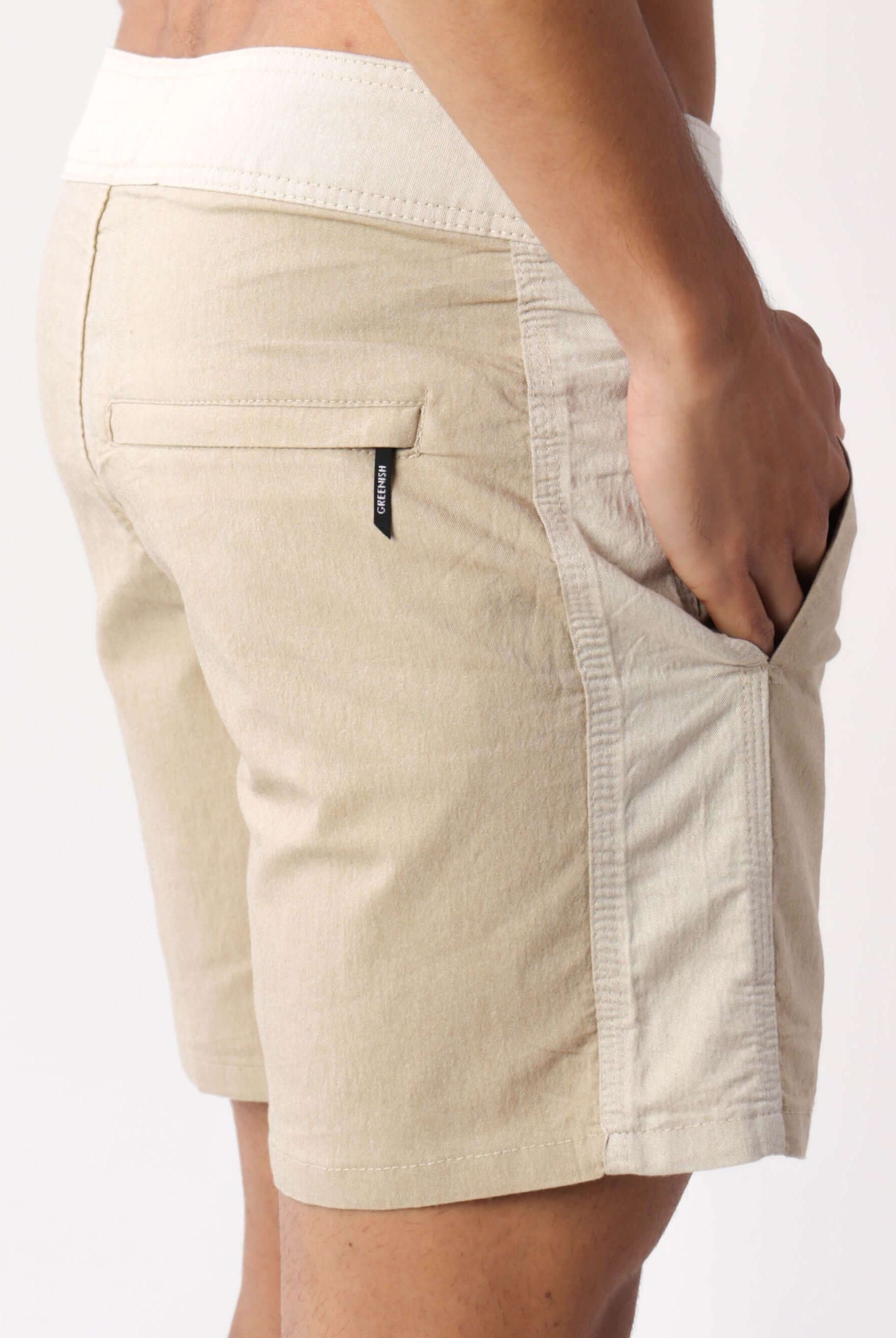 Bermuda Casual Favorite Place bege da Greenish, com design exclusivo e bolsos práticos, perfeita para momentos descontraídos.