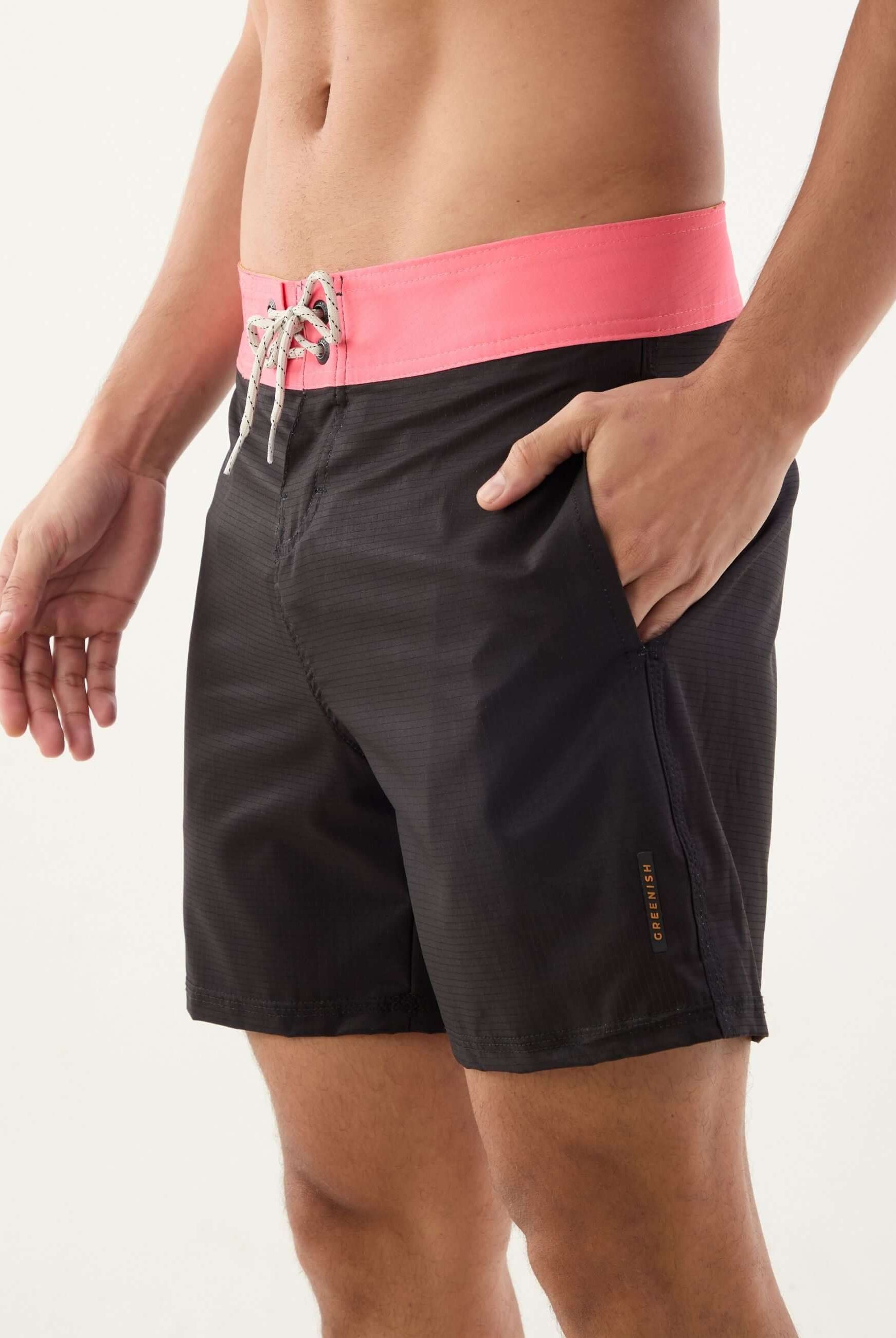 Bermuda Boardwalk Sunny Viber Preto da Greenish, leve e rápida secagem, perfeita para momentos de surf e urbano.