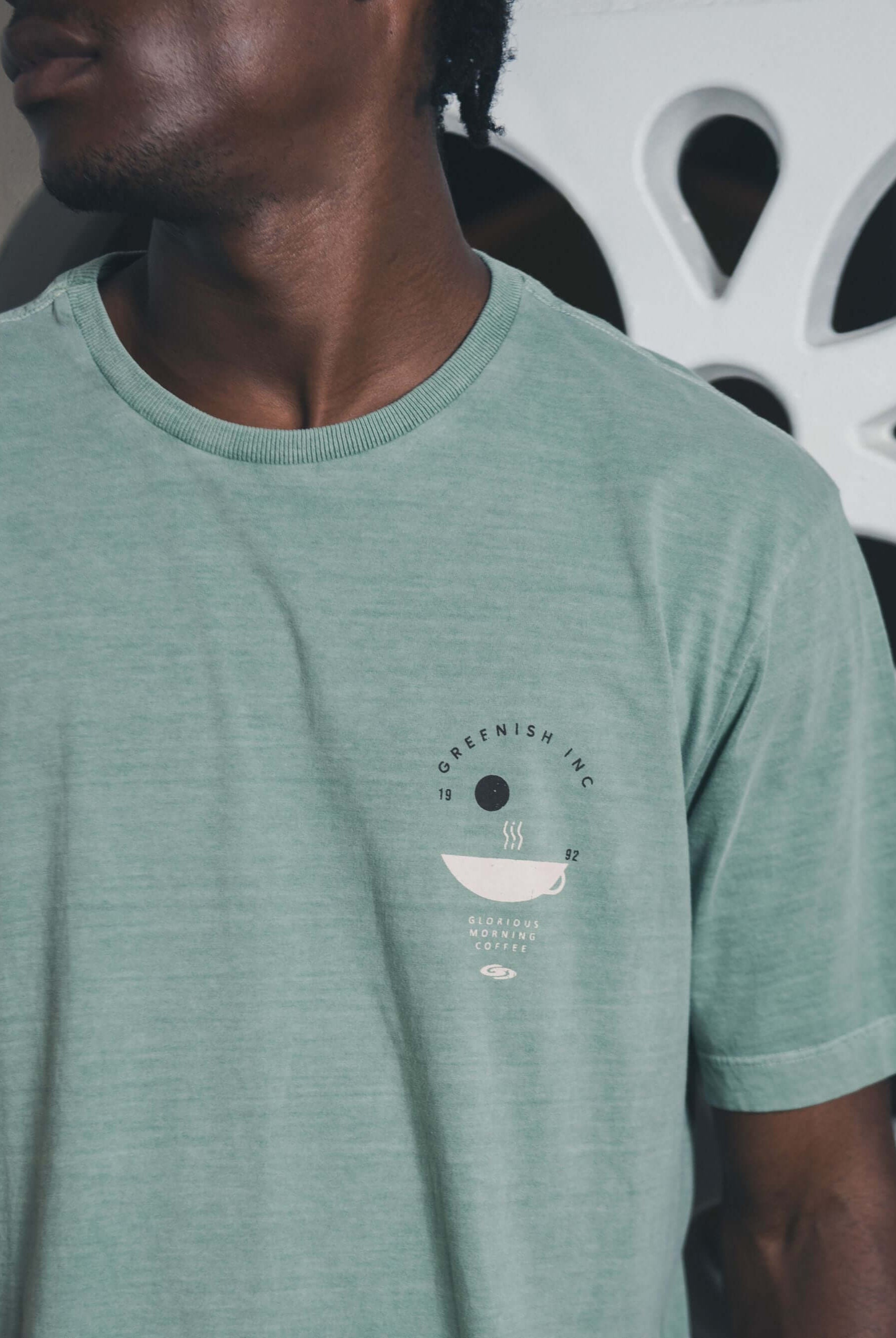 Camiseta verde da Greenish com estampa minimalista, confeccionada em algodão, ideal para o dia a dia.