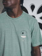 Camiseta verde da Greenish com estampa minimalista, confeccionada em algodão, ideal para o dia a dia.
