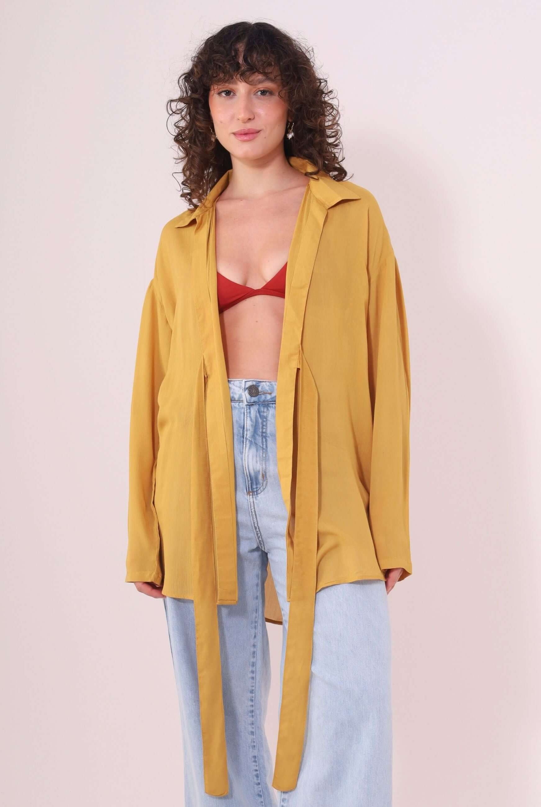 Blusa Kalu Mostarda da Greenish, feita em viscose 100%, com gola retrô, mangas retas e faixa na cintura, estilo casual elegante.