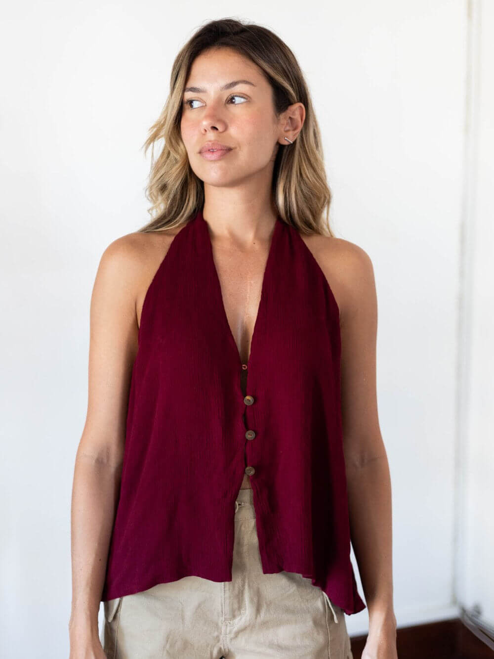 Blusa Kaya bordô da Greenish, com decote em V, costas nuas e fechamento em botões, estilo e conforto.