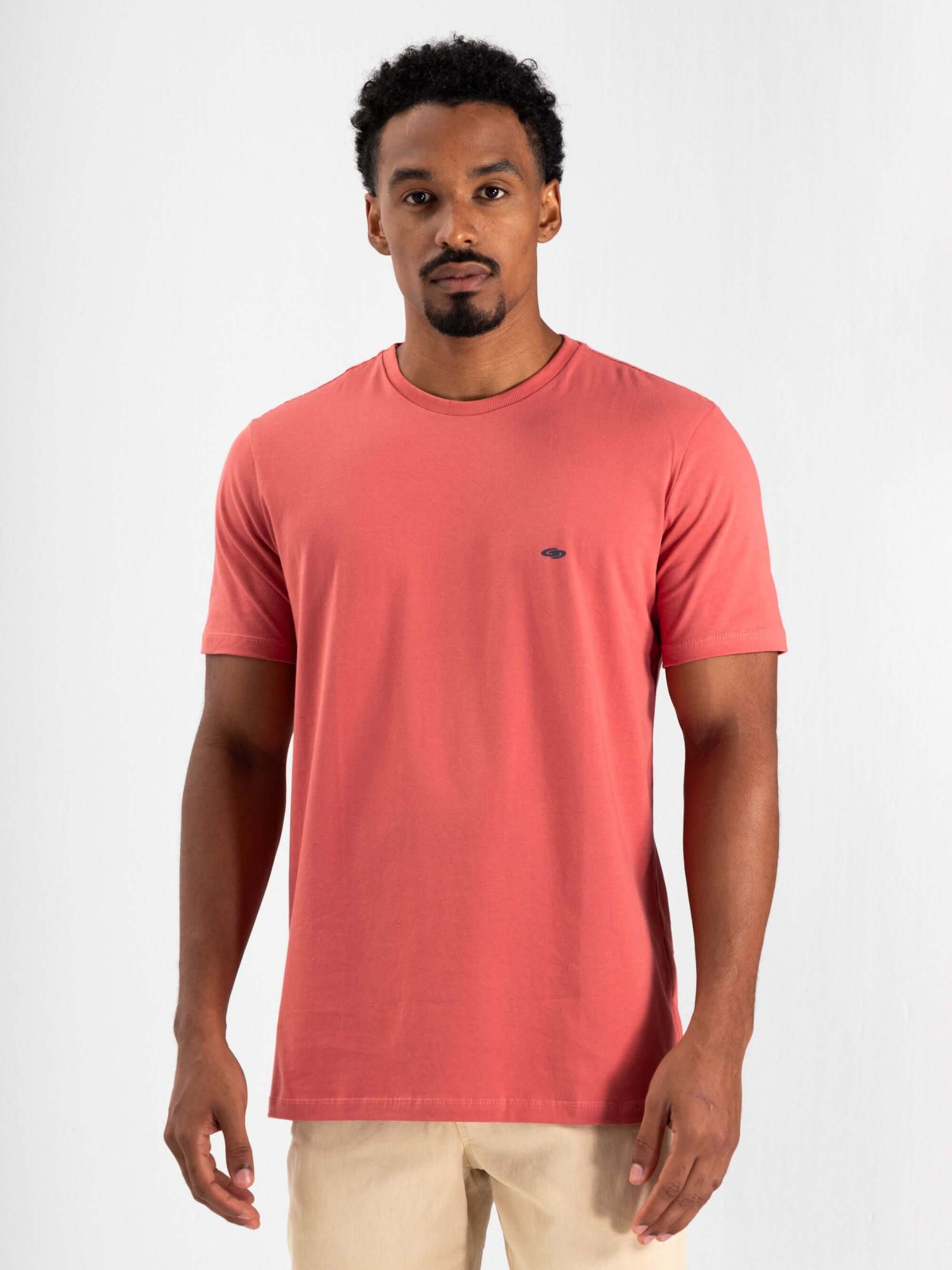 Camiseta Coral da marca Greenish, modelagem clássica e confortável, ideal para uso diário.