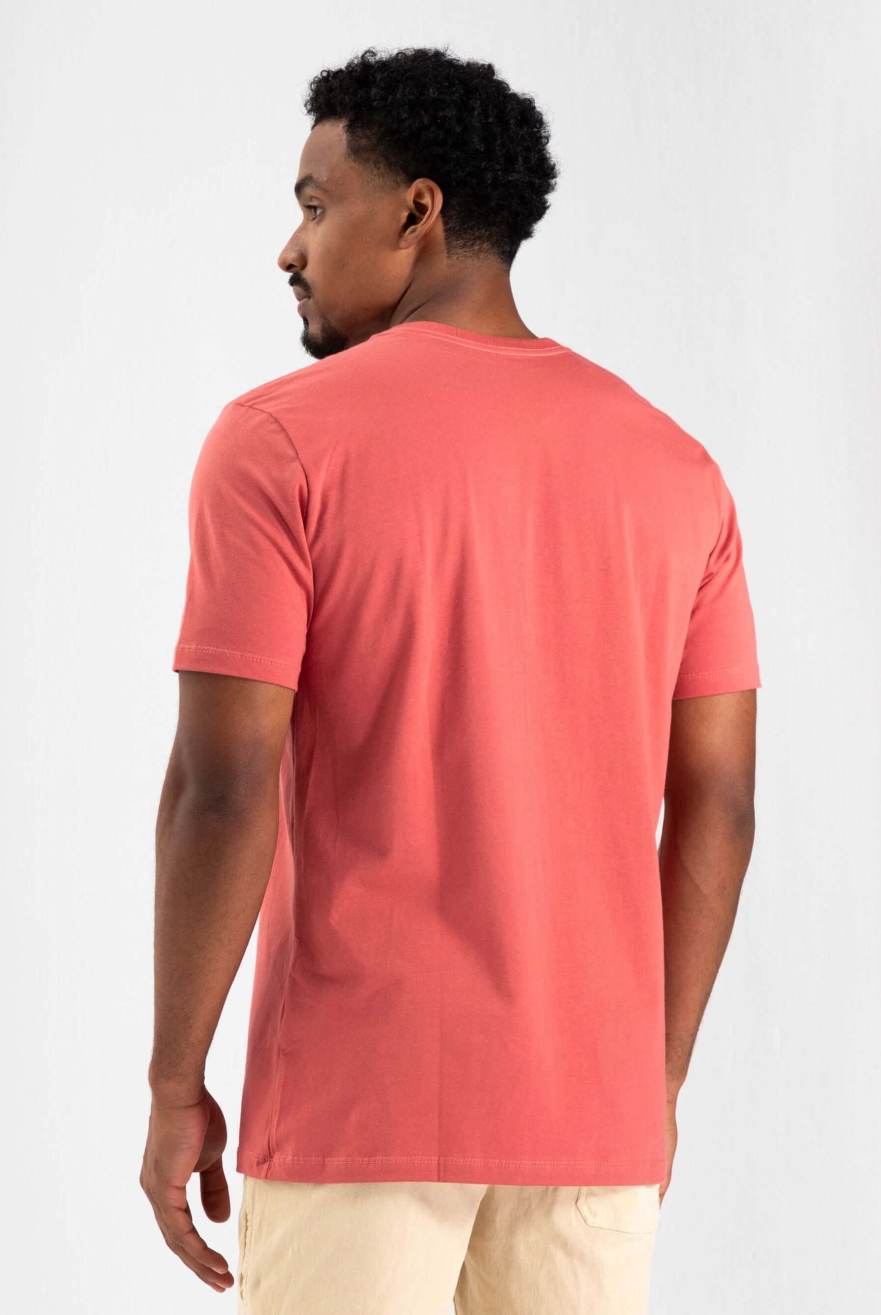 Camiseta Coral Greenish, modelagem clássica, toque leve e macio, ideal para conforto diário.