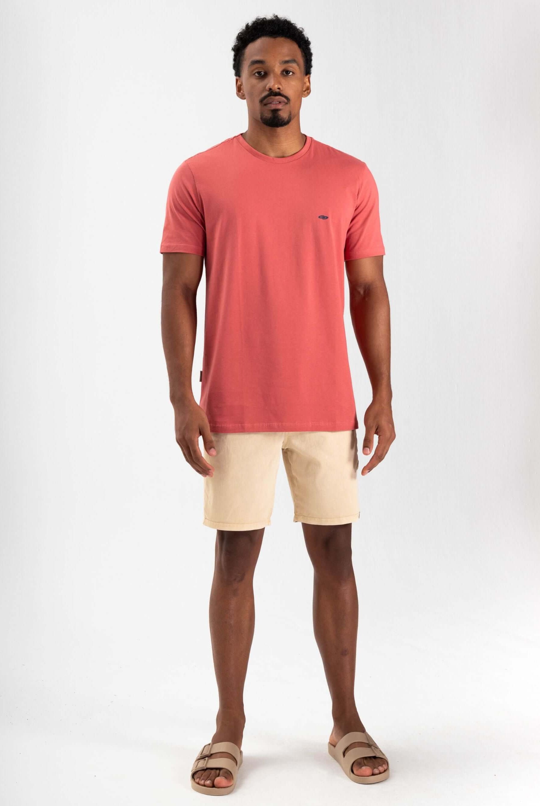 Camiseta Coral Greenish, modelagem clássica e confortável, perfeita para uso diário.